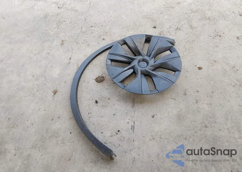 2025 Tesla Model Y Long Range Single Motor Rear-Wheel Drive z USA, uszkodzony, nr VIN 7SAYGDED5SF317278